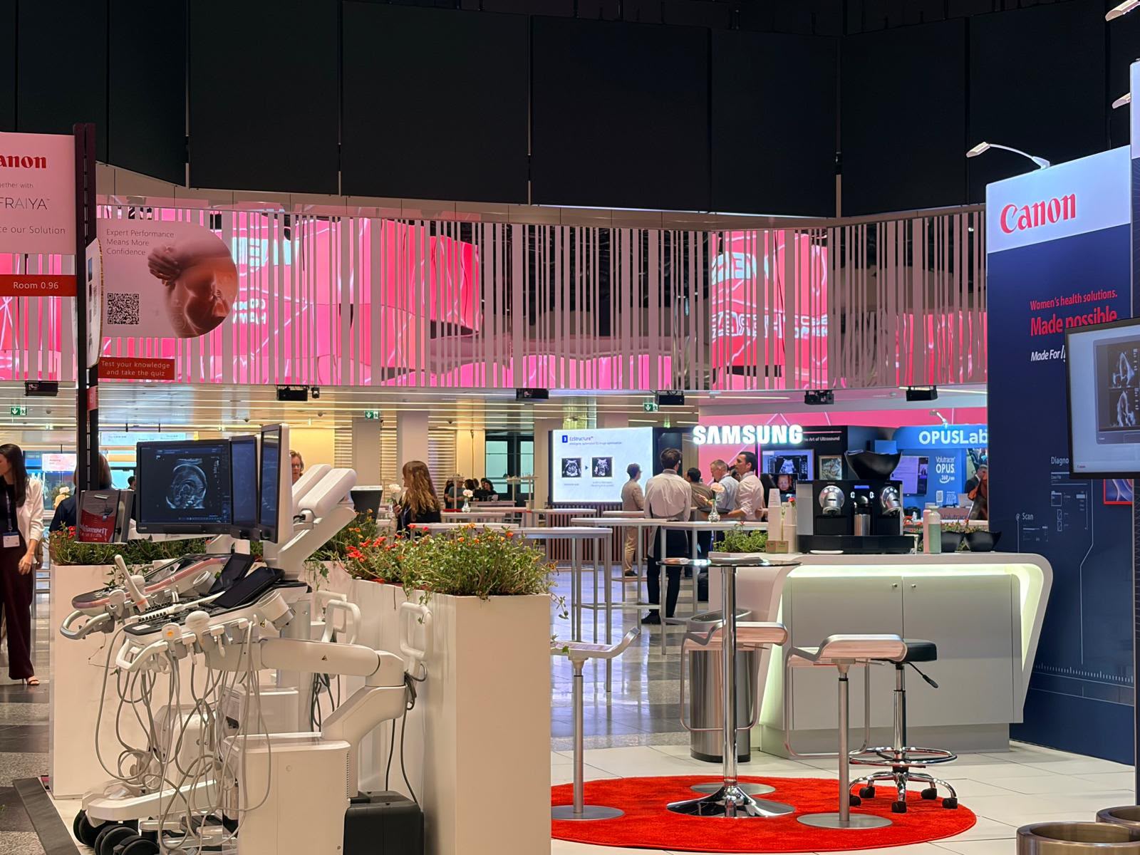 Zona expozițională a congresului, cu echipamente de ecografie